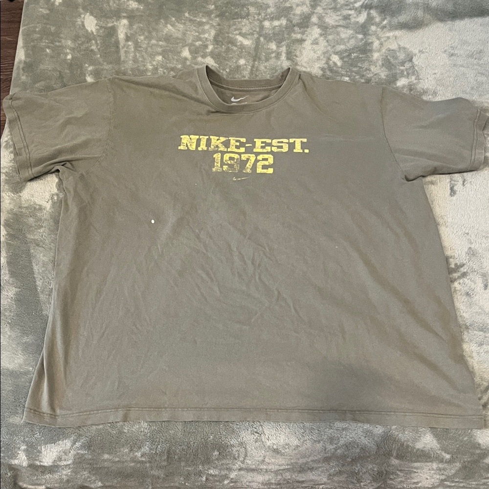 Vintage Nike Men's Olive and Yellow Loose fit Graphic Tee